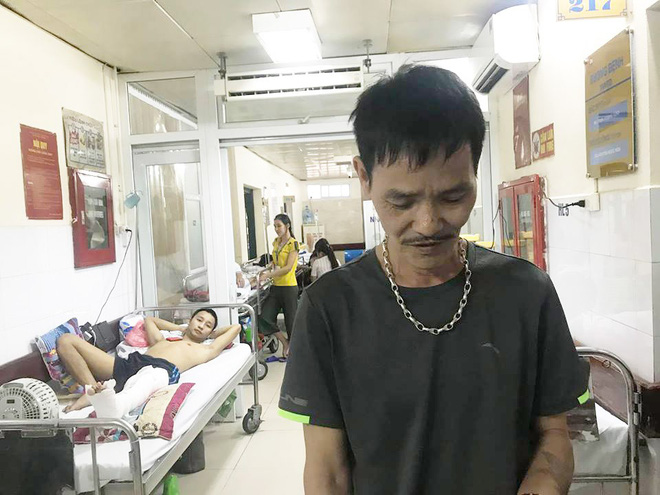 Bố mẹ nam thanh niên bị truy sát phải cưa chân: Bọn côn đồ dã man quá-2