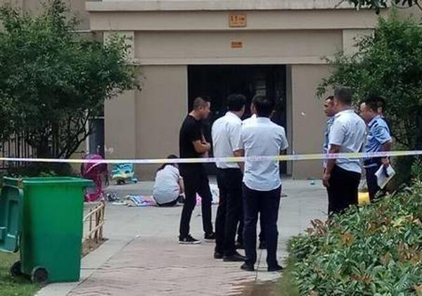 Đang chơi cùng con gái 7 tháng tuổi, mẹ chết thảm vì người đàn ông rơi từ trên trời xuống-2