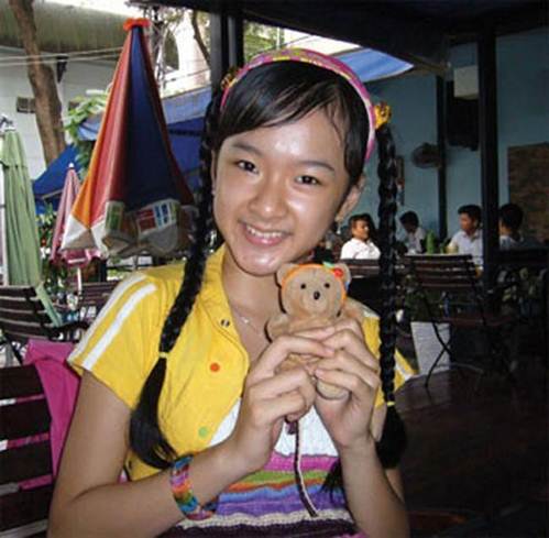 Lạm dụng tắm trắng, Angela Phương Trinh ngày càng gây hốt hoảng với vẻ ngoài bạch tạng?-4