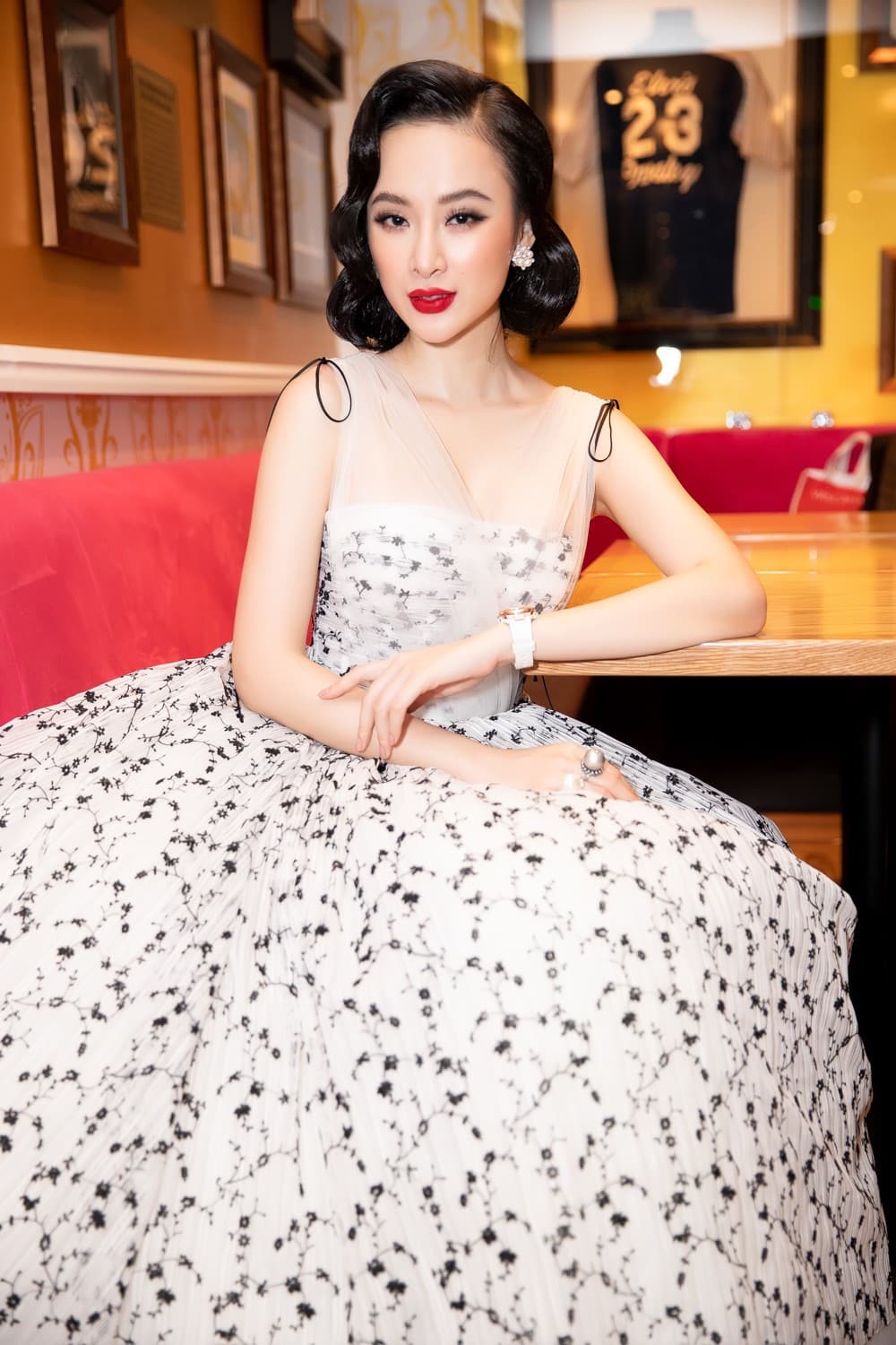 Lạm dụng tắm trắng, Angela Phương Trinh ngày càng gây hốt hoảng với vẻ ngoài bạch tạng?-9