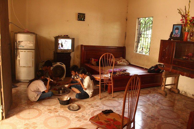 4 đứa trẻ mất cả bỗ lẫn mẹ trong 1 năm: Không đi nhặt ve chai, các em sẽ… chết đói”-3