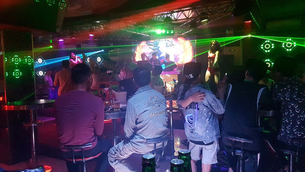 Hà Nội: Massage kích dục, bar tay vịn công khai hoạt động giữa Trung tâm văn hóa quận-7