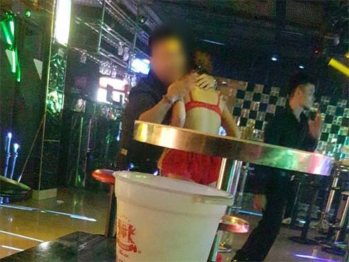 Hà Nội: Massage kích dục, bar 'tay vịn' công khai hoạt động giữa Trung tâm văn hóa quận