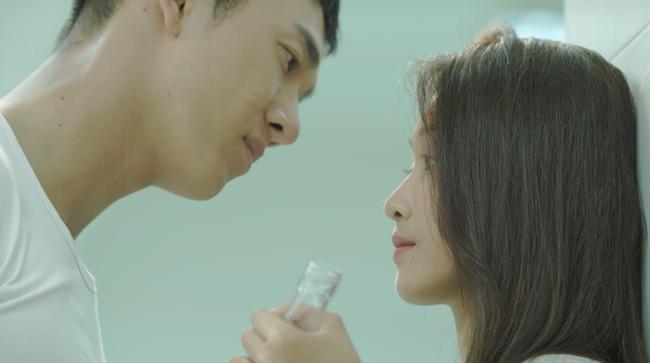 Hậu Duệ Mặt Trời Việt: Nụ hôn rượu vang chết trong tay Khả Ngân vì... quá nhạt-4