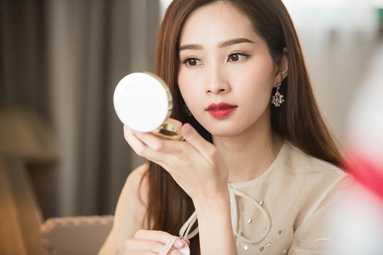 Không chỉ mỗi Ngọc Trinh, những sao nữ này cũng có làn da trắng nõn không tì vết-6