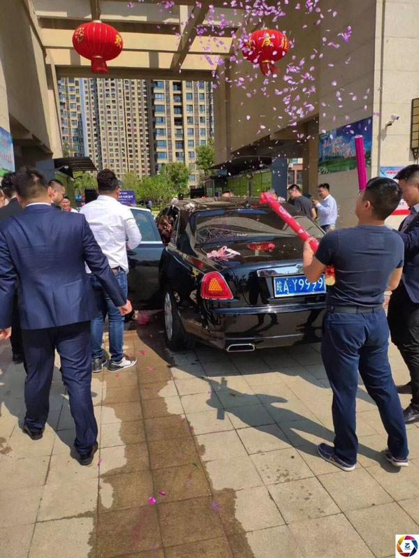 Cô dâu chú rể nhận 1.700 tỷ đồng hồi môn từ bố mẹ vợ khiến dân mạng choáng váng-3