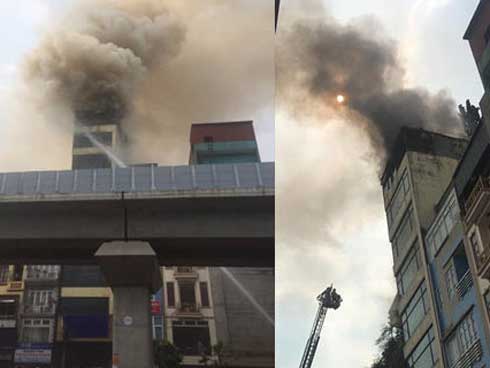 Hai thanh niên giật điện thoại nhanh như chớp của cô gái dừng đèn đỏ-1