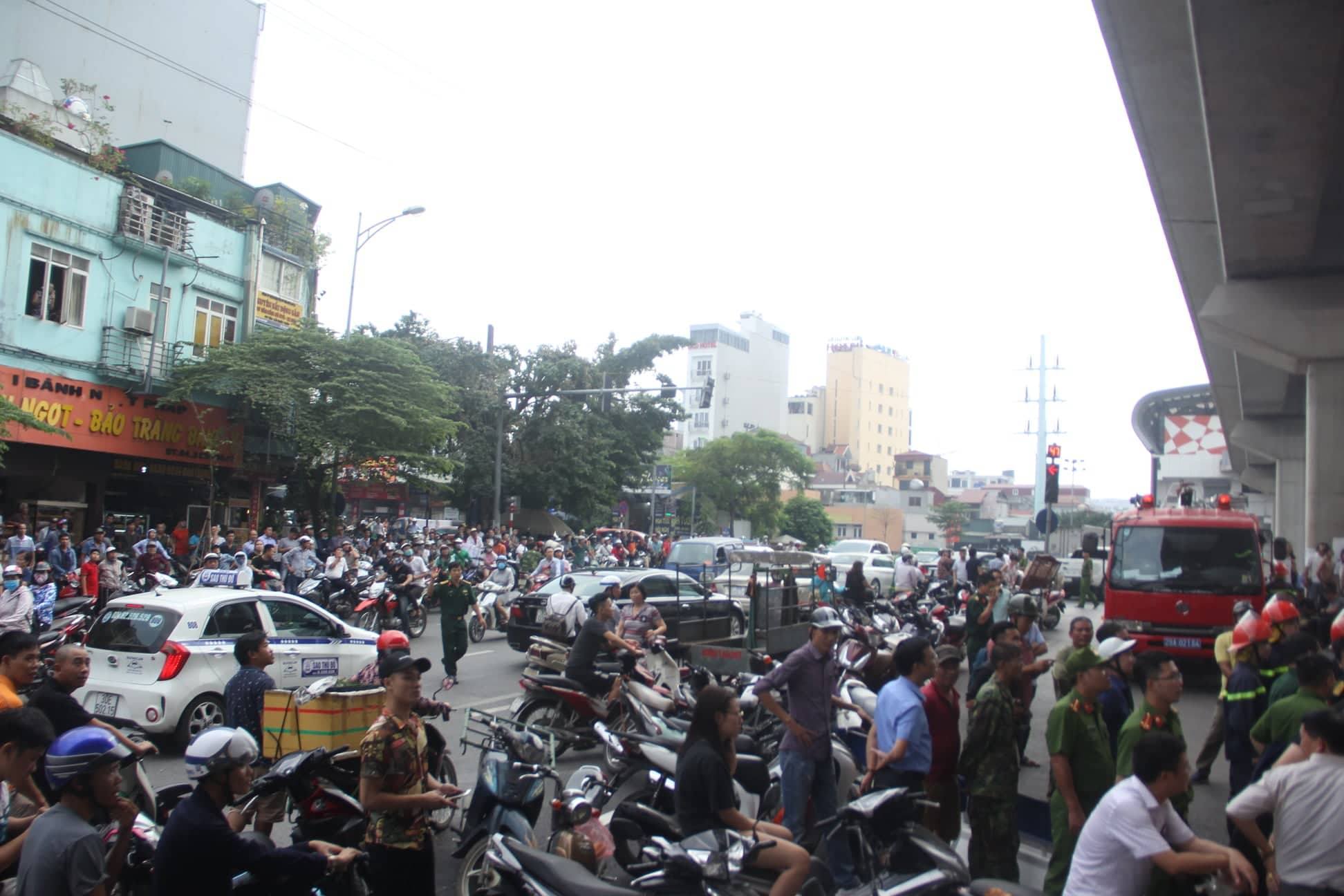 Chủ quán karaoke hóa vàng rồi bỏ đi, nhà cháy dữ dội-2