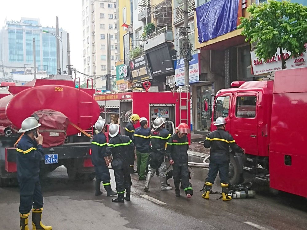 Chủ quán karaoke hóa vàng rồi bỏ đi, nhà cháy dữ dội-4