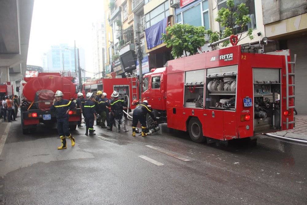 Chủ quán karaoke hóa vàng rồi bỏ đi, nhà cháy dữ dội-3