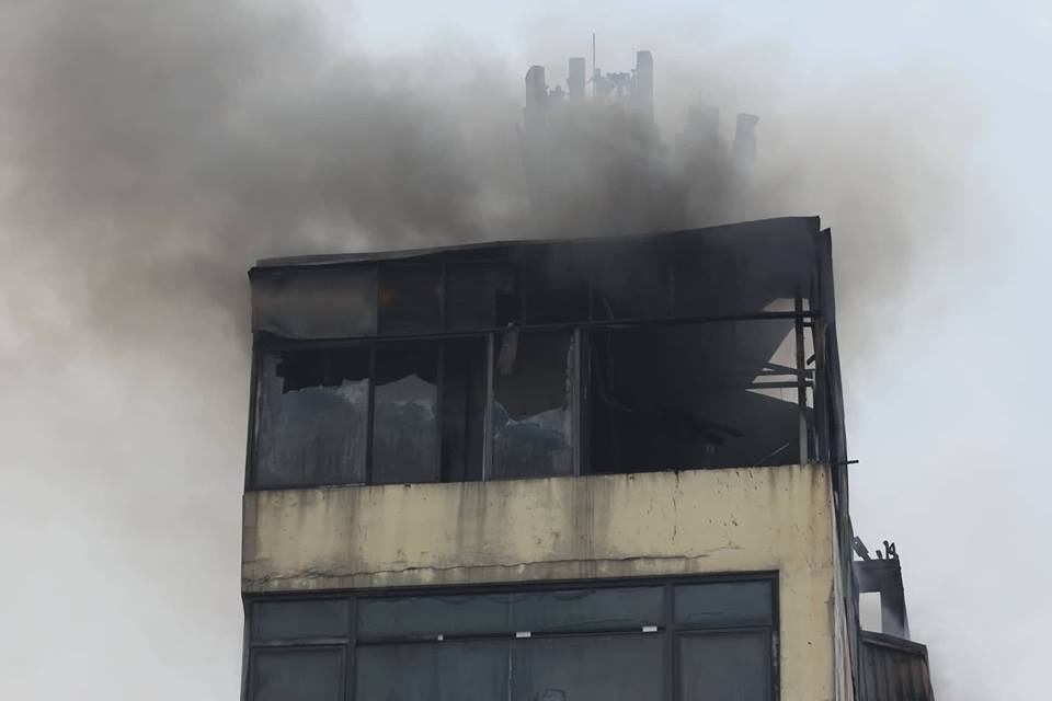 Chủ quán karaoke hóa vàng rồi bỏ đi, nhà cháy dữ dội-13