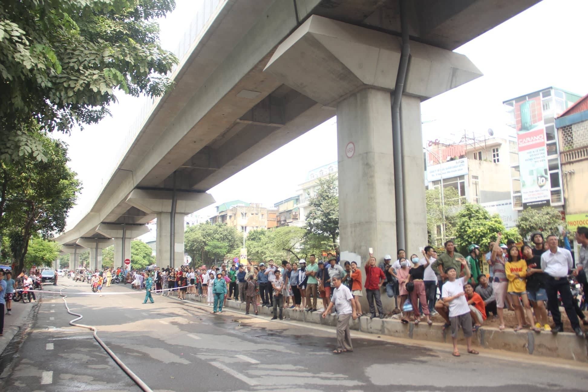 Chủ quán karaoke hóa vàng rồi bỏ đi, nhà cháy dữ dội-11