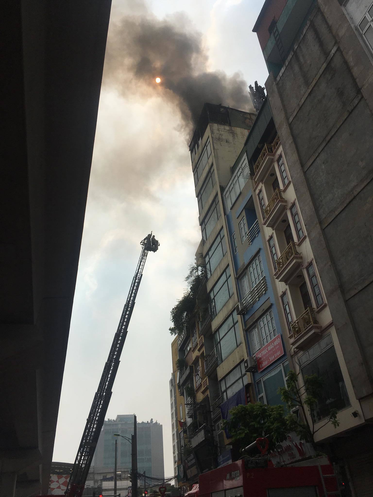 Chủ quán karaoke hóa vàng rồi bỏ đi, nhà cháy dữ dội-9