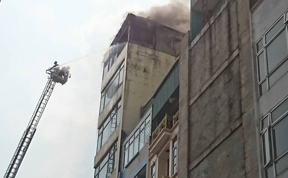 Chủ quán karaoke hóa vàng rồi bỏ đi, nhà cháy dữ dội-12