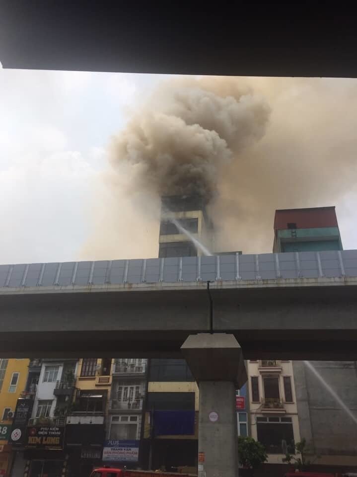 Chủ quán karaoke hóa vàng rồi bỏ đi, nhà cháy dữ dội-5