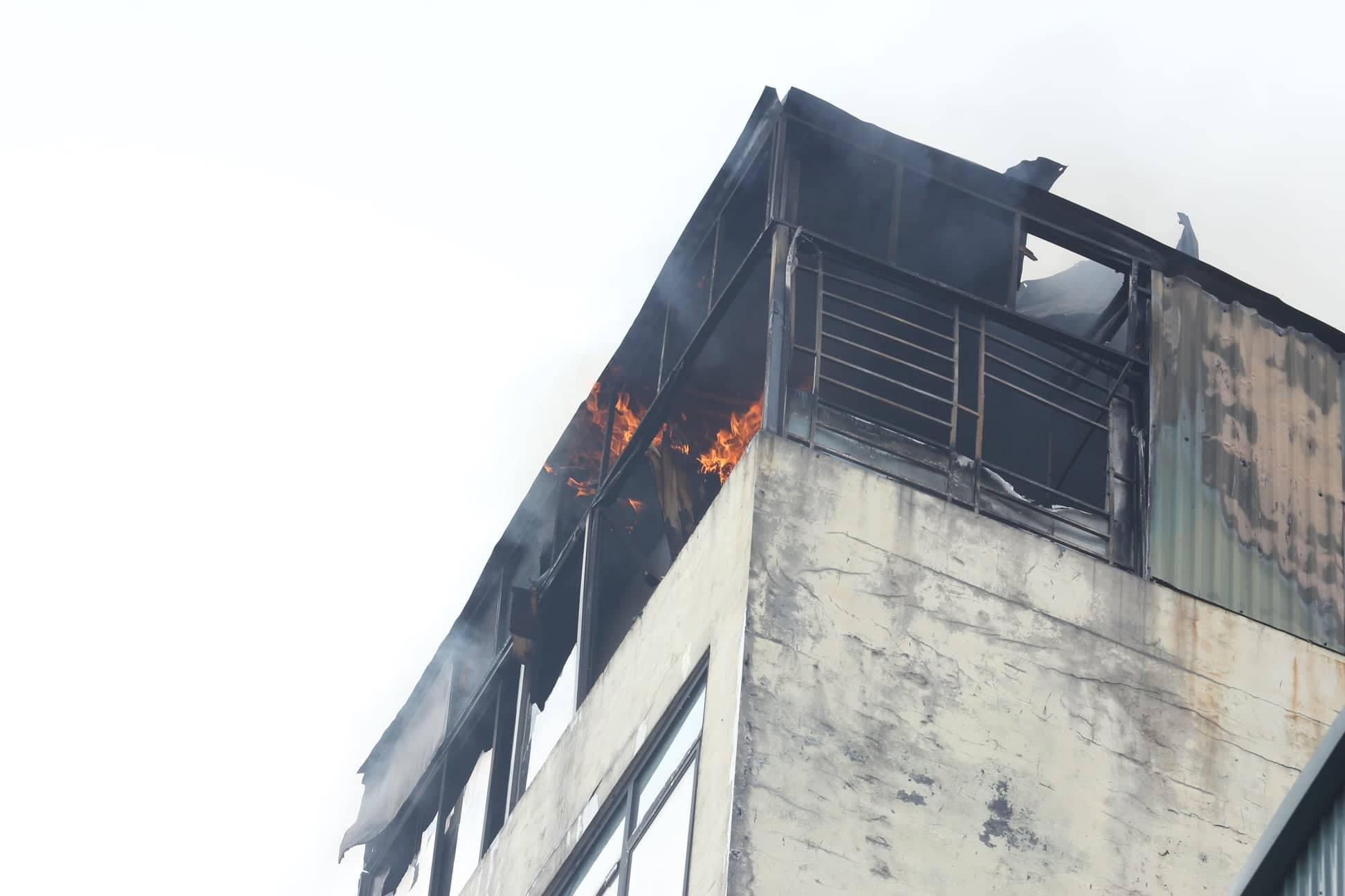 Chủ quán karaoke hóa vàng rồi bỏ đi, nhà cháy dữ dội-14