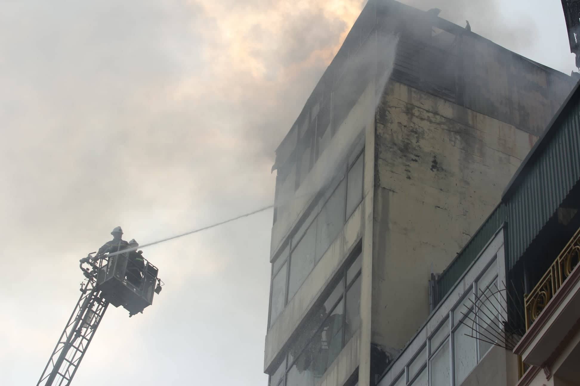 Chủ quán karaoke hóa vàng rồi bỏ đi, nhà cháy dữ dội-15