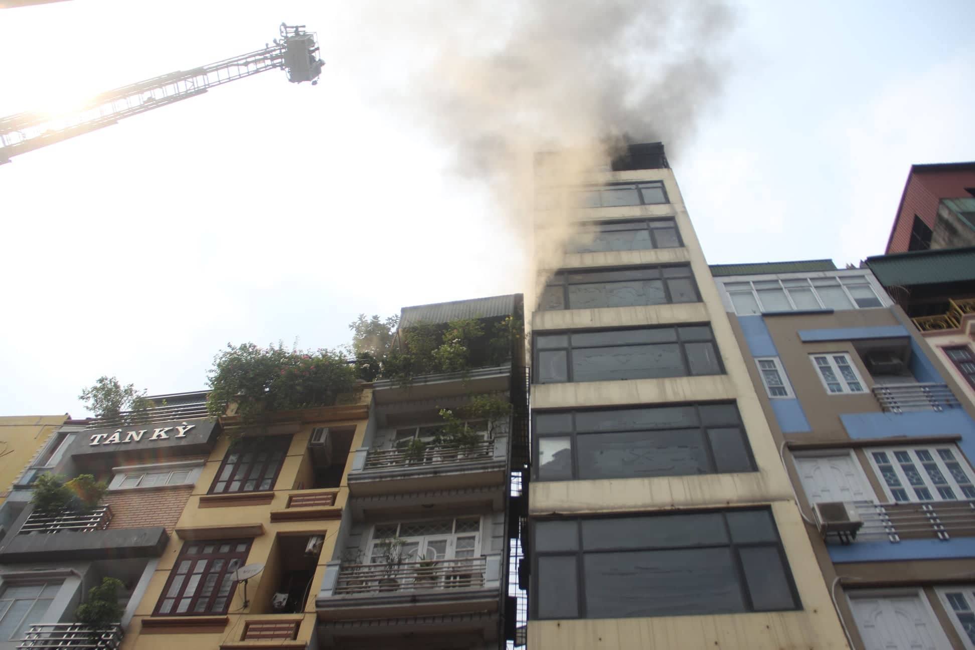 Chủ quán karaoke hóa vàng rồi bỏ đi, nhà cháy dữ dội-10