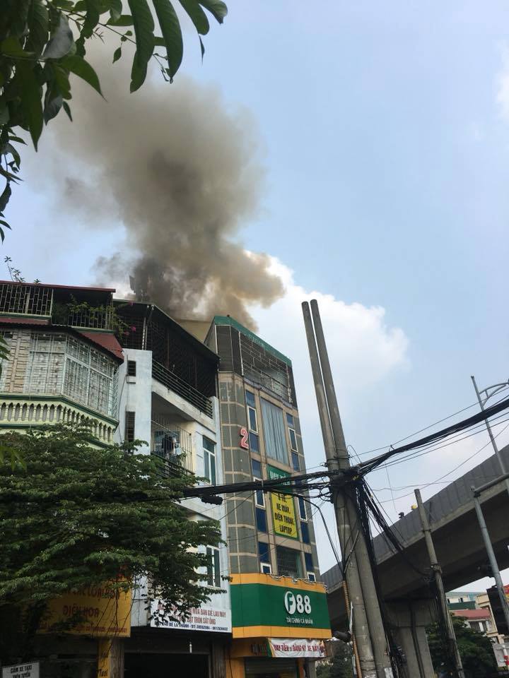 Chủ quán karaoke hóa vàng rồi bỏ đi, nhà cháy dữ dội-1