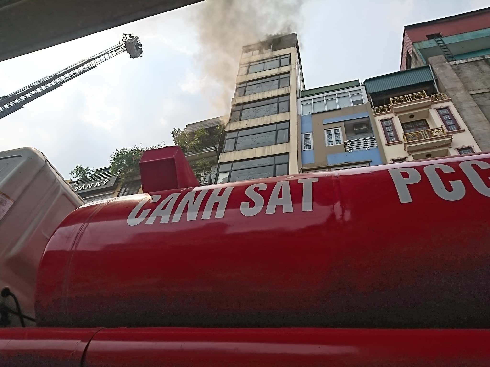 Chủ quán karaoke hóa vàng rồi bỏ đi, nhà cháy dữ dội-7