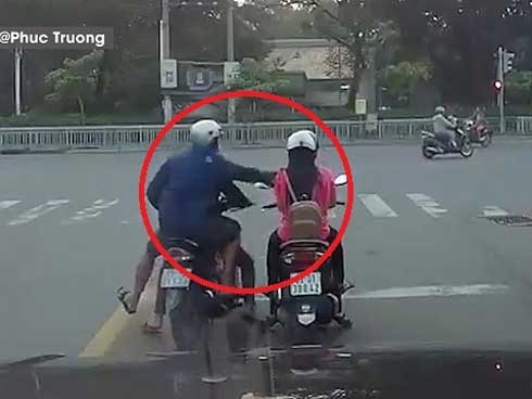Hai thanh niên giật điện thoại 'nhanh như chớp' của cô gái dừng đèn đỏ