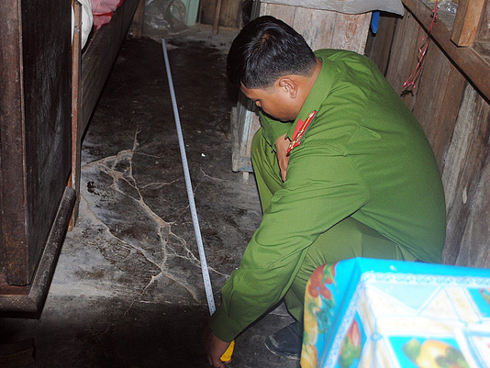 2 giờ căng thẳng khống chế tên cướp dùng hung khí cố thủ trong tiệm game ở Sài Gòn-5