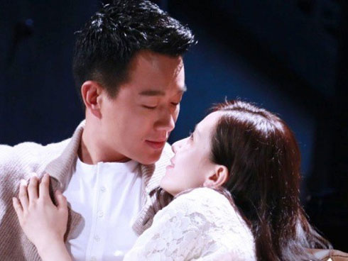 Chồng lôi vợ từ ô tô ra đấm đá dã man trên phố Hà Nội: Người tình của vợ cố thủ trong xe?-3