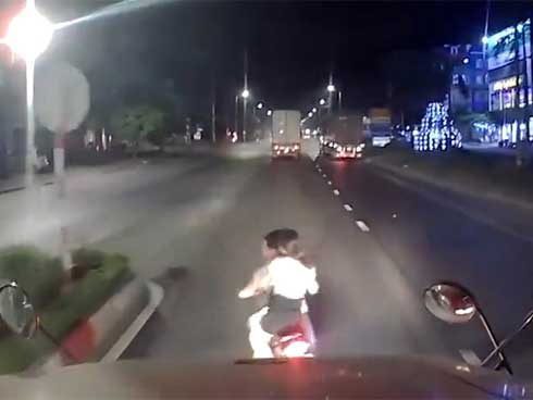 Lùi xe, đi ngược chiều trên cao tốc là uy hiếp tính mạng người khác-1