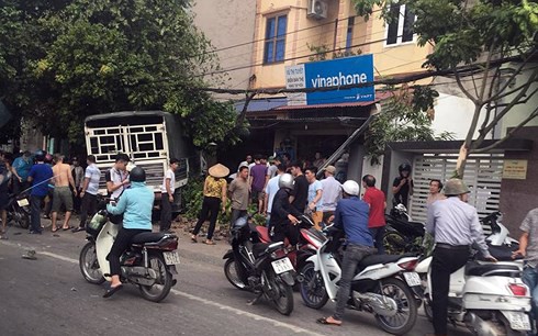 Đứng chờ xe buýt, một phụ nữ bị xe tải đâm tử vong-1