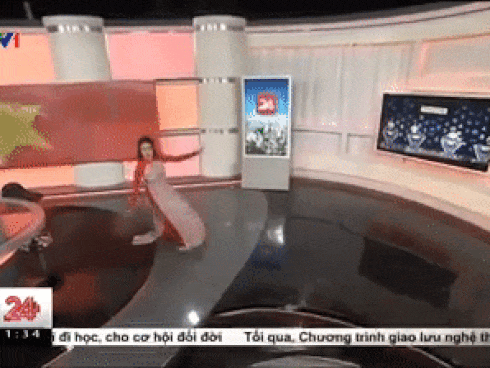 Á hậu Thụy Vân vấp ngã trên sóng trực tiếp và đây là điều dân mạng tấm tắc khen ngợi-1