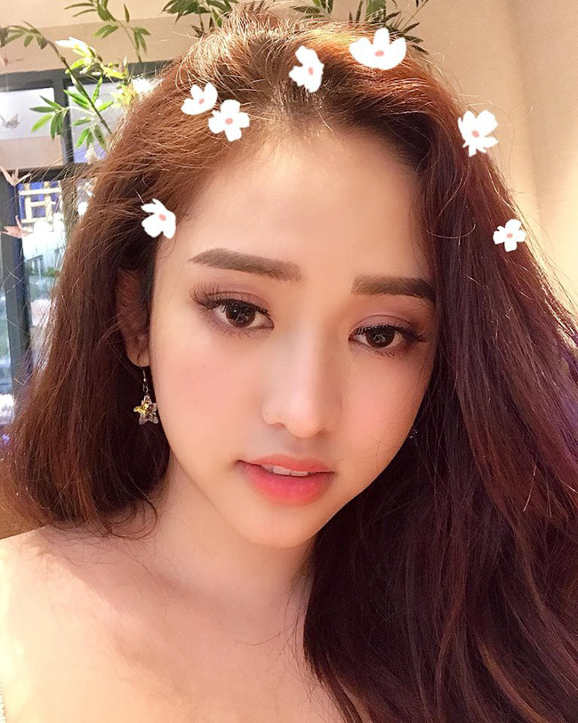 Sau khi đại trùng tu nhan sắc, hot girl thị phi Thúy Vi ngày càng chăm hở hang, khoe ngực triệt để-4