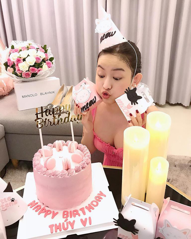 Sau khi đại trùng tu nhan sắc, hot girl thị phi Thúy Vi ngày càng chăm hở hang, khoe ngực triệt để-5