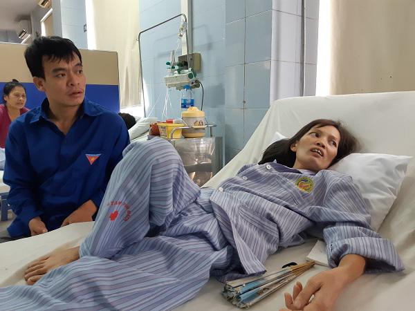 Vợ đột nhiên bất tỉnh, chồng tàn tật cố bế vợ gào khóc: Em ơi! Đừng bỏ bố con anh”-1