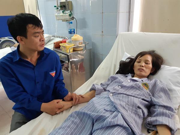 Vợ đột nhiên bất tỉnh, chồng tàn tật cố bế vợ gào khóc: Em ơi! Đừng bỏ bố con anh”-2