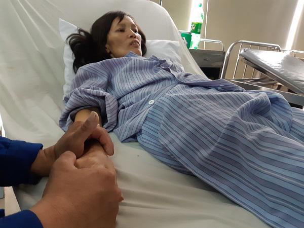 Vợ đột nhiên bất tỉnh, chồng tàn tật cố bế vợ gào khóc: Em ơi! Đừng bỏ bố con anh”-3