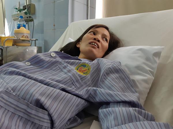 Vợ đột nhiên bất tỉnh, chồng tàn tật cố bế vợ gào khóc: Em ơi! Đừng bỏ bố con anh”-4