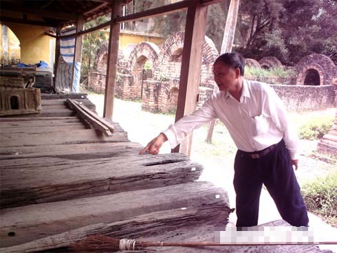 Bí hiểm lâu đài gỗ khổng lồ ẩn trong những gò đất giữa cánh đồng Hải Dương