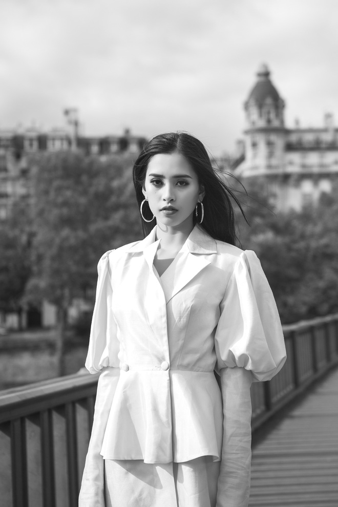 Những khoảnh khắc khoe thần thái sắc sảo và thu hút của Hoa hậu Tiểu Vy trong bộ ảnh chụp tại Paris-11