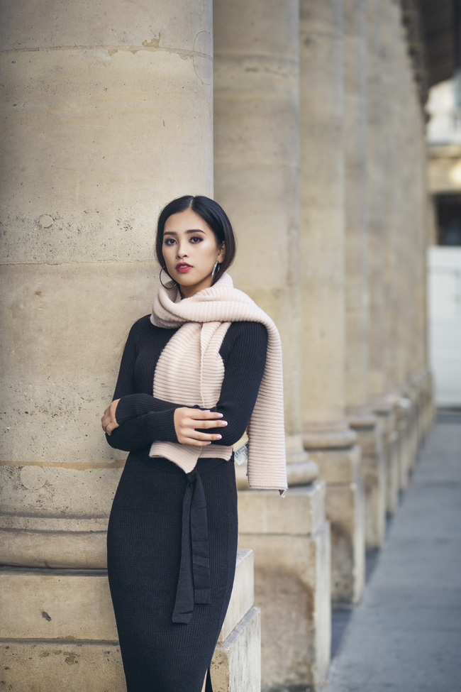 Những khoảnh khắc khoe thần thái sắc sảo và thu hút của Hoa hậu Tiểu Vy trong bộ ảnh chụp tại Paris-3