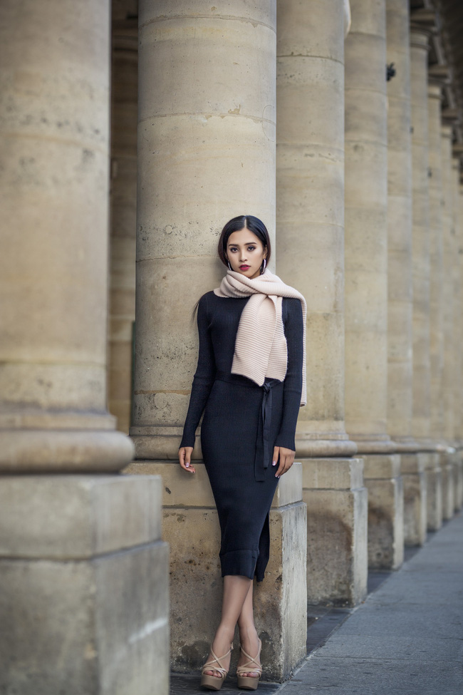 Những khoảnh khắc khoe thần thái sắc sảo và thu hút của Hoa hậu Tiểu Vy trong bộ ảnh chụp tại Paris-4