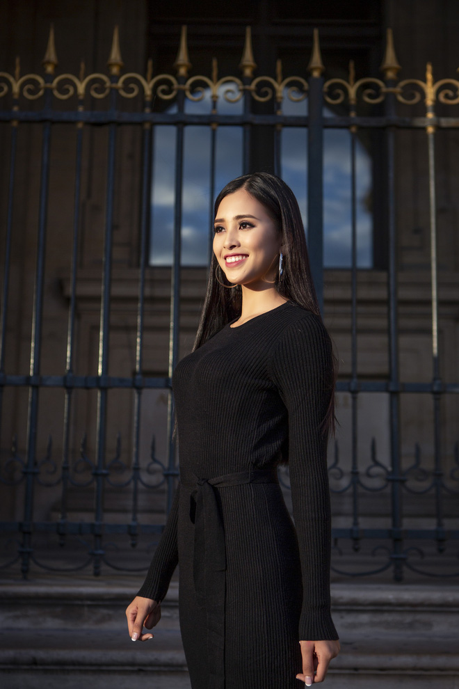 Những khoảnh khắc khoe thần thái sắc sảo và thu hút của Hoa hậu Tiểu Vy trong bộ ảnh chụp tại Paris-7
