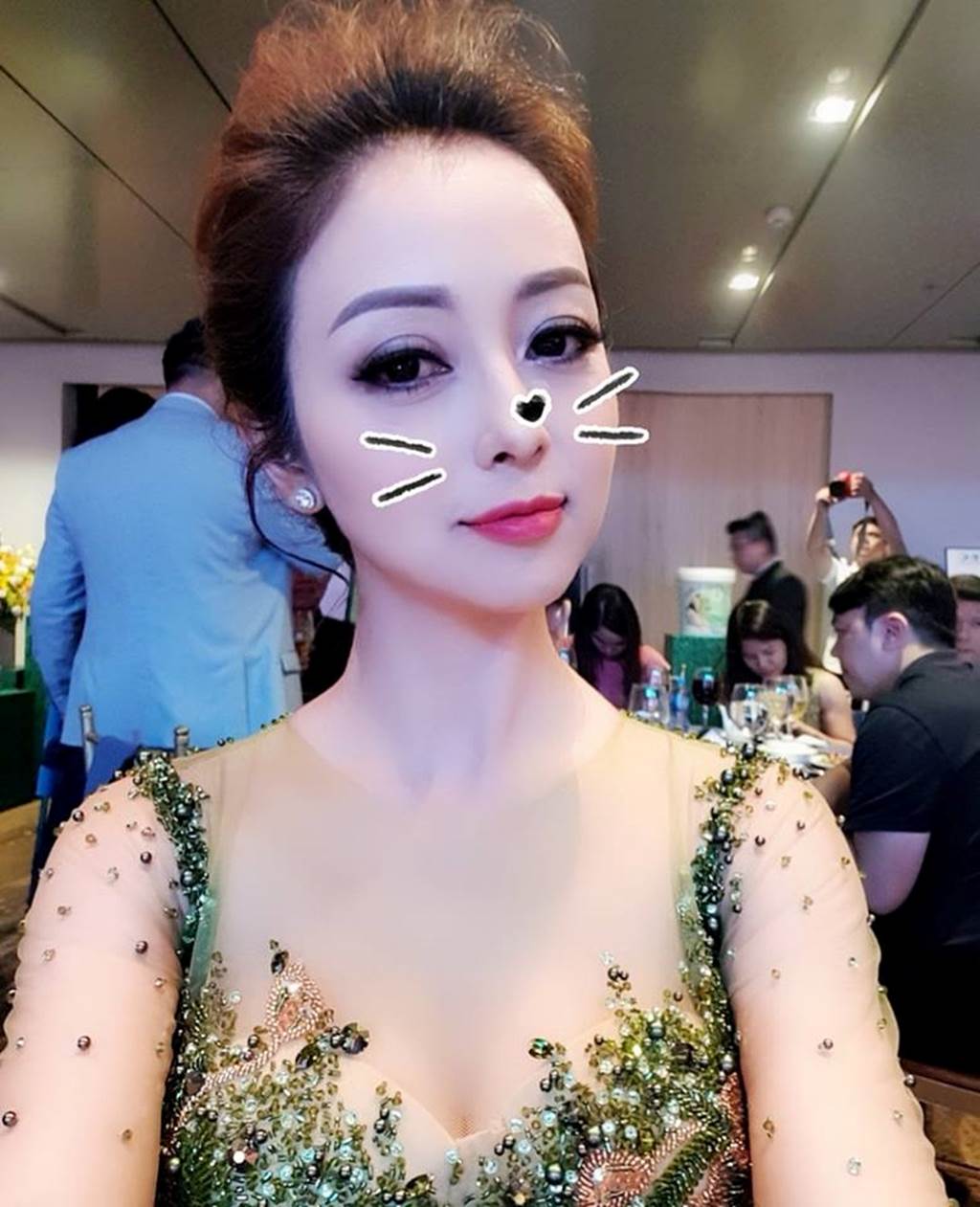 HH Jennifer Phạm lại gây thương nhớ nhờ váy xuyên thấu mỏng như sương-1