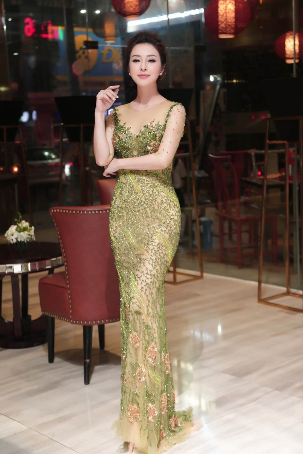 HH Jennifer Phạm lại gây thương nhớ nhờ váy xuyên thấu mỏng như sương-4