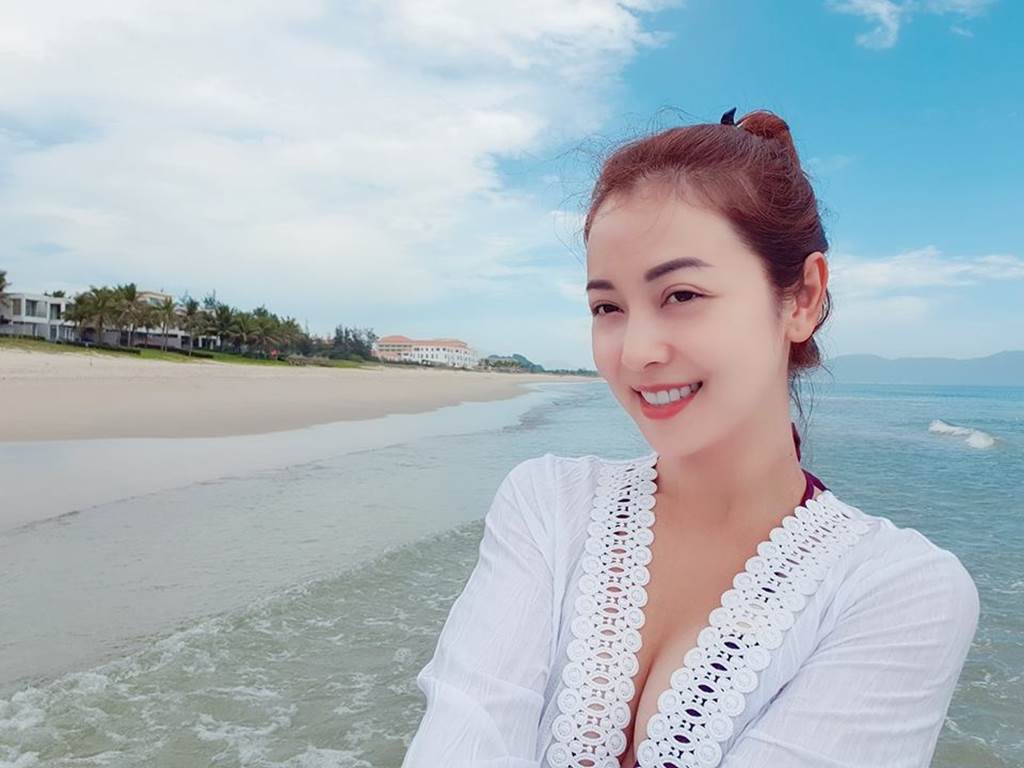 HH Jennifer Phạm lại gây thương nhớ nhờ váy xuyên thấu mỏng như sương-10