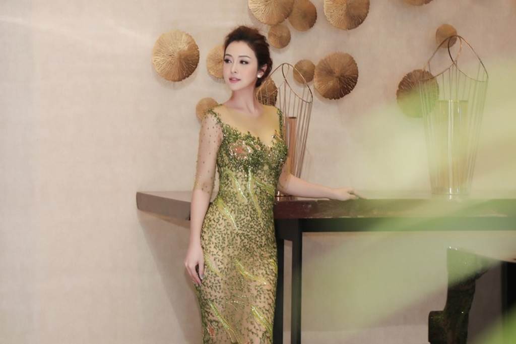 HH Jennifer Phạm lại gây thương nhớ nhờ váy xuyên thấu mỏng như sương-6