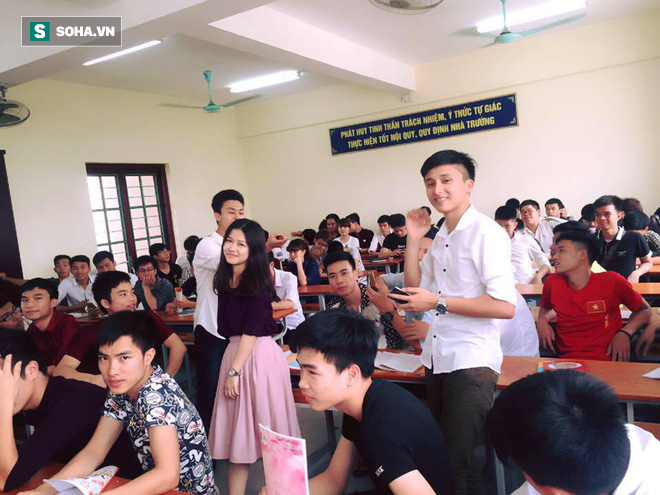 Cô giáo nổi tiếng vì bức ảnh chụp lén trong lớp học: Đã yêu cầu nhiều trang gỡ ảnh xuống-4