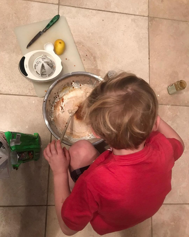 Mẹ trẻ có tư tưởng tiến bộ: Dạy con trai làm một việc mà trước nay ai cũng nghĩ chỉ dành cho con gái-2