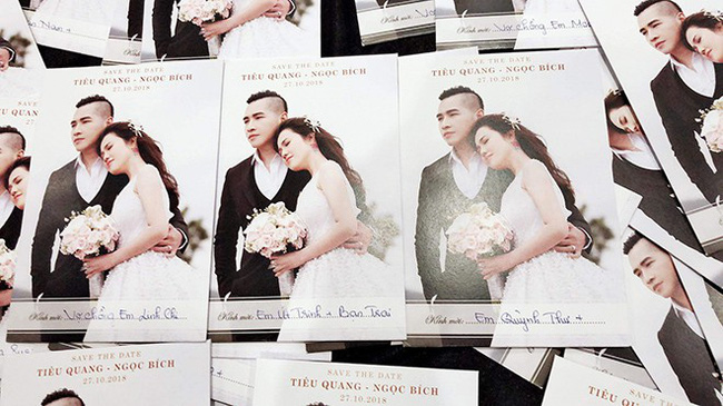 Khoe thiệp mời đám cưới chị gái, Ngọc Trinh lại khiến dân tình tò mò về mối quan hệ khăng khít với bạn trai mới-1