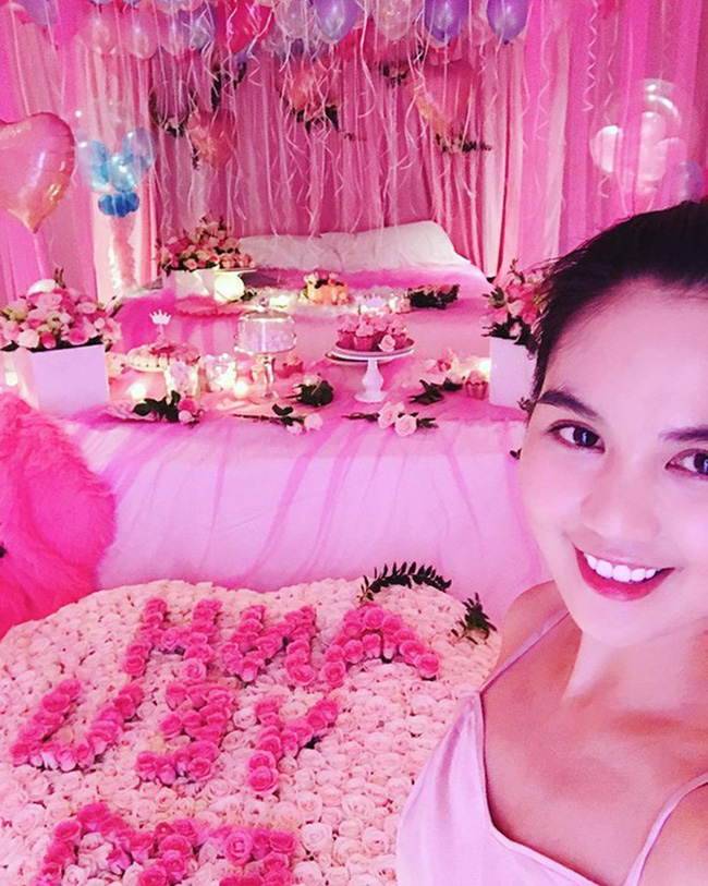 Khoe thiệp mời đám cưới chị gái, Ngọc Trinh lại khiến dân tình tò mò về mối quan hệ khăng khít với bạn trai mới-2