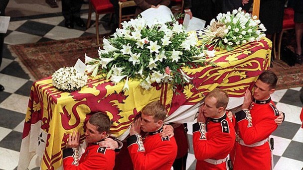 Bí mật ít biết đằng sau vòng hoa hồng màu trắng cùng dòng chữ khiêm tốn trên quan tài của Công nương Diana khiến nhiều người phải rơi lệ-1